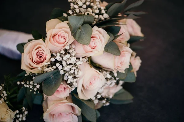 Ένα Κοντινό Πλάνο Από Ένα Γαμήλιο Μπουκέτο Τριαντάφυλλα Μια Μαύρη — Φωτογραφία Αρχείου
