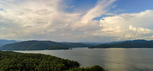 Een Drone Uitzicht Lake Jocassee Omgeven Door Heuvels Bossen South — Stockfoto