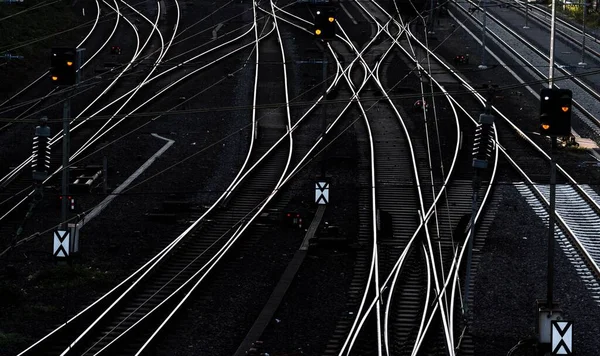 Станція Залізницями Чорній Дорозі Йде Різні Напрямки — стокове фото