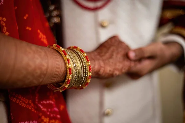 Крупный План Индийских Браков Пара Рук Хной Драгоценностями — стоковое фото