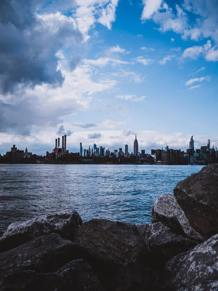 Magas Felhőkarcolók New Yorkban Messziről Nézve — Stock Fotó