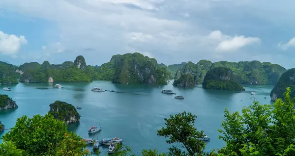 Hermosas Formaciones Rocosas Con Vistas Paisaje Barcos Long Bay Vietnam — Foto de Stock