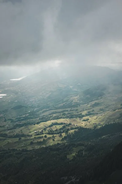 Een Drone Verticaal Schot Van Natuurlijk Terrein Gebied Donkere Bewolkte — Stockfoto