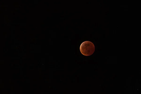 Живописный Вид Красную Луну Небе Окруженном Тьмой — стоковое фото