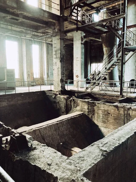 Εγκαταλελειμμένο Εργοστάσιο Παλιούς Τοίχους Και Μεταλλικές Σκάλες — Φωτογραφία Αρχείου