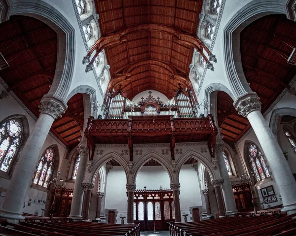 哥特式大教堂的内部 — 图库照片