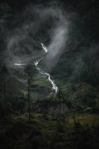 Vertikal Bild Floden Den Steniga Gröna Sluttningen — Stockfoto