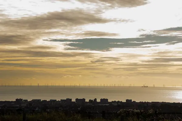 Hermoso Mar Cielo Nublado Atardecer Con Turbinas Viento Fondo Brighton — Foto de Stock