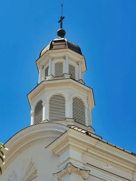 白い教会の建物のファサードの低角度ビュー — ストック写真