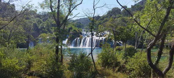 Uma Cachoeira Parque Nacional Krka Croácia Dia Ensolarado — Fotografia de Stock