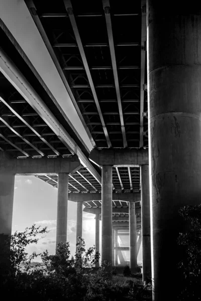 位于愉快山查尔斯顿的Arthur Ravenel Jr桥的灰度照片 — 图库照片