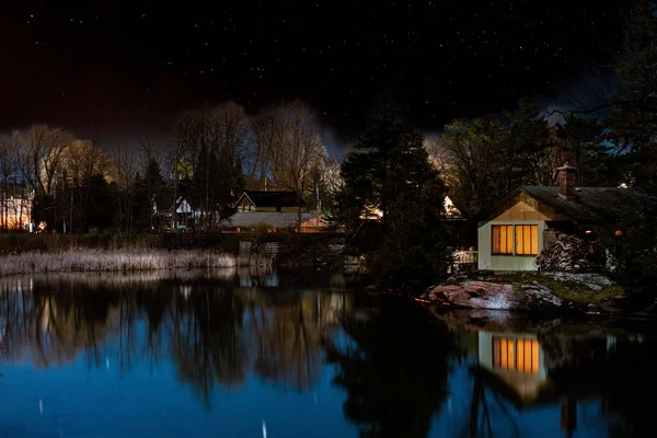 夜の環境を反映した湖の美しいショット — ストック写真