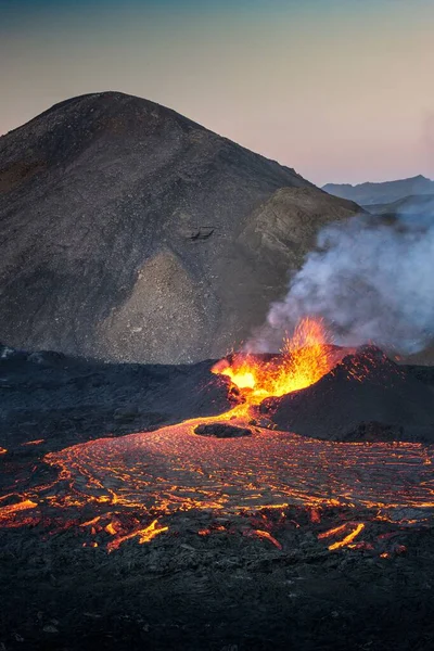 冰岛正在喷发的Fagradalsfjall火山的垂直视图 — 图库照片