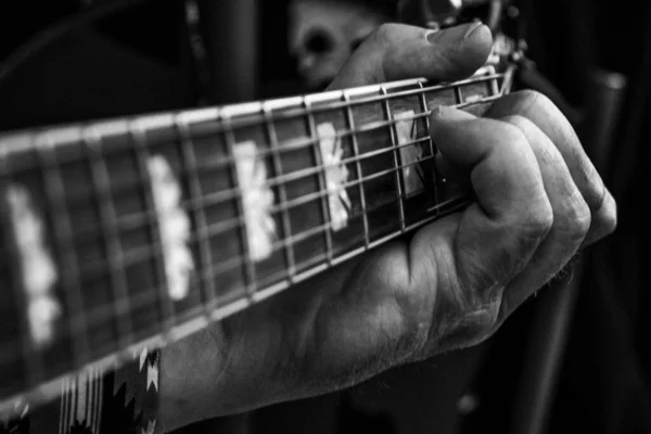 Eine Graustufen Nahaufnahme Einer Hand Die Gitarre Spielt Gitarrensaiten — Stockfoto