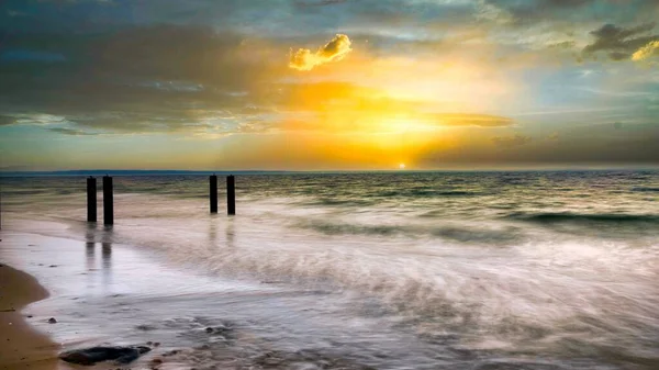 Hermoso Paisaje Marino Bajo Cielo Nublado Atardecer — Foto de Stock