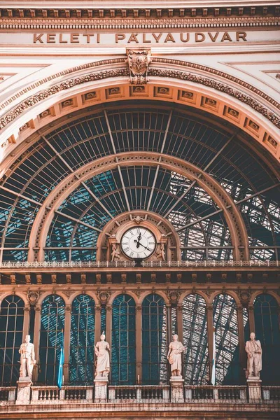 Uma Foto Vertical Relógio Estação Keleti Budapeste Hungria — Fotografia de Stock