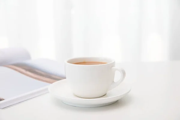 Uma Xícara Branca Café Lado Livro Aberto Quarto Brilhante — Fotografia de Stock