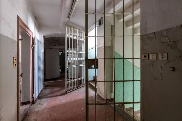 在一个废弃的旧监狱里拍到一帧敞开的酒吧门 — 图库照片