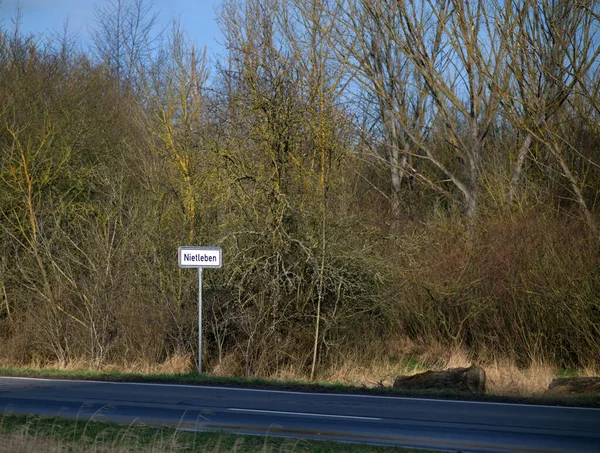 Almanya Daki Nietleben Yerleşiminin Beyaz Bir Işareti Yol Kenarında — Stok fotoğraf
