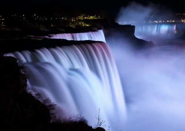 尼亚加拉瀑布在夜晚被雾灯照亮 — 图库照片
