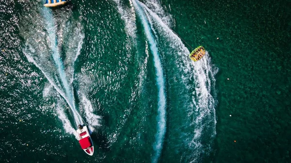 美しいターコイズブルーの海に水の道を出るモーターボートの空上からの眺め — ストック写真