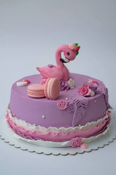 Piękny Widok Tortu Urodzinowego Ozdobionego Makaronami Flamingiem — Zdjęcie stockowe