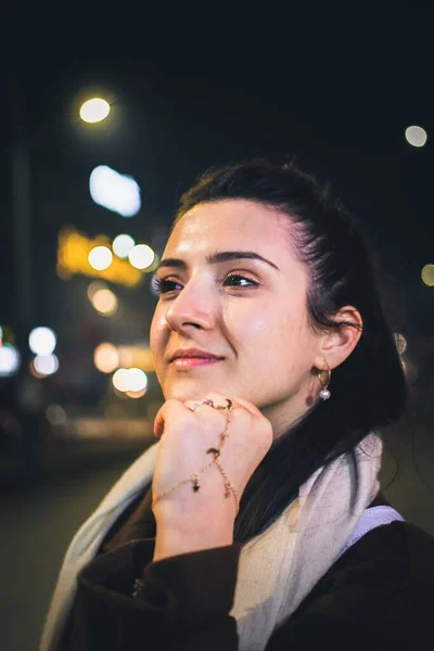 夜の通りに若い白人女性の肖像画 — ストック写真