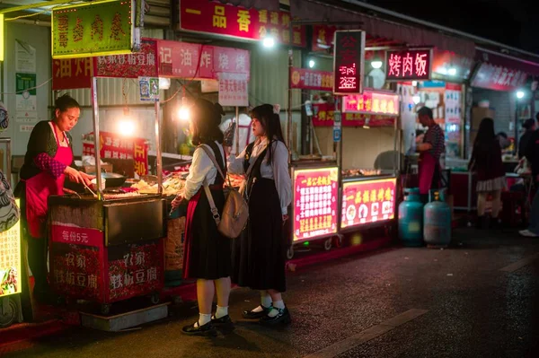 Egy Snack Utca Közel Egyetemhez Éjszaka Wuhan Kína — Stock Fotó
