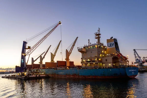 日没の青い時間に港で産業内陸輸送カラフルなクレーン 重機械アーキテクチャと物流コンセプトのエンジニアリング — ストック写真