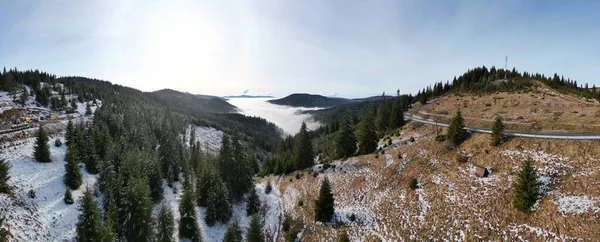 ルーマニアの冬に雪に覆われたビカズ山脈のパノラマ写真 — ストック写真