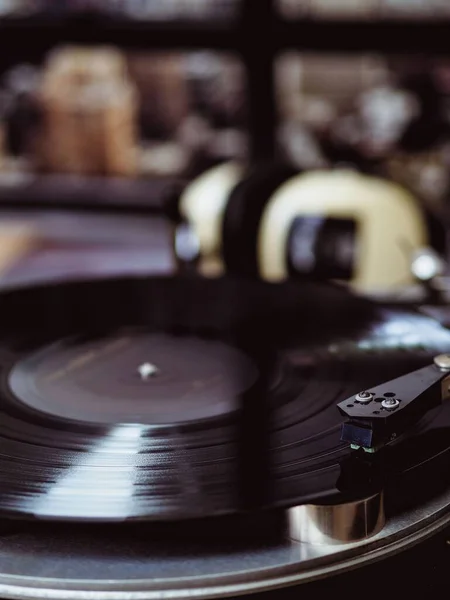 Pionowe Ujęcie Płyty Winylowej Pokładzie Gramofonu — Zdjęcie stockowe