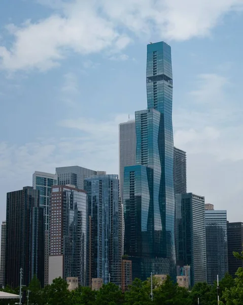 Plano Vertical Rascacielos Azules Chicago Fondo Nublado Del Cielo —  Fotos de Stock