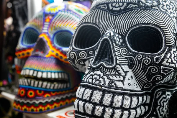 Два Куска Красивых Черепа Мексиканского Искусства Huichol Открытом Воздухе — стоковое фото