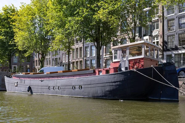 Krásný Záběr Hausbótu Plachtění Kanálu Amsterdamu Nizozemsko — Stock fotografie