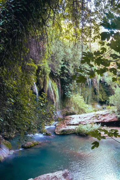 Удивительная Природа Национальном Парке Прозрачным Озером Окруженным Зелеными Деревьями Водопадом — стоковое фото