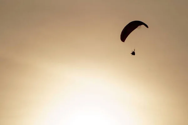 Силуэт Параплана Летящего Небе Заката — стоковое фото