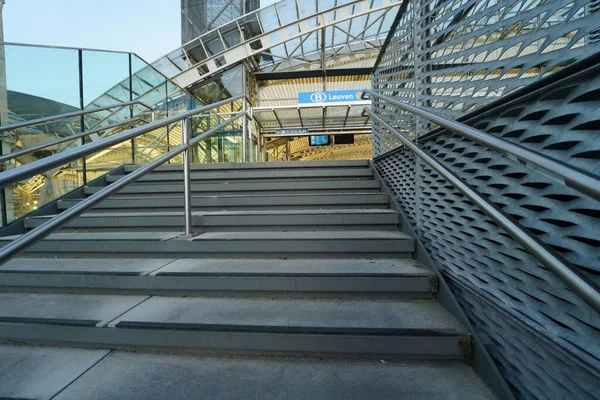 Una Toma Escaleras Bajo Ángulo Las Plataformas Ferroviarias Estación Tren —  Fotos de Stock