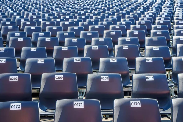 客席は青い数字の列 客席はコンサートホールの椅子 — ストック写真