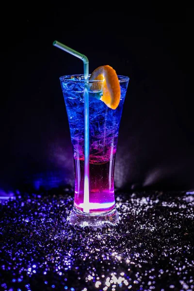 Gros Plan Cocktail Sur Fond Noir Avec Éclairage Bleu — Photo