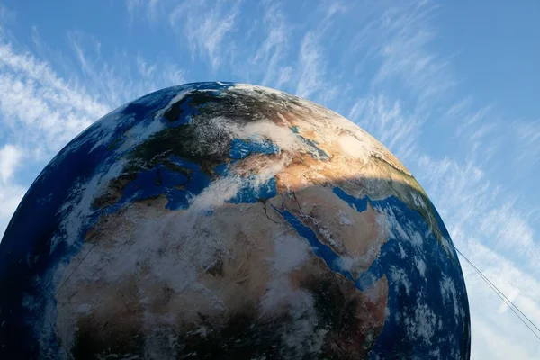 Зіткнення Гігантської Моделі Землі Блакитним Небом Брно Обсерваторії Планетарії — стокове фото