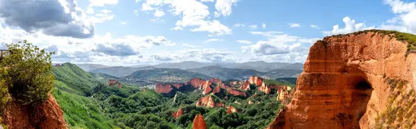 Panoramiczna Scena Las Medulas Skaliste Urwiska Zielonymi Wzgórzami Hiszpanii — Zdjęcie stockowe