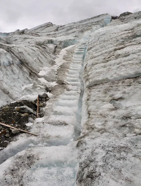 Svislý Záběr Schodů Vytesaných Ledu Ledovci — Stock fotografie
