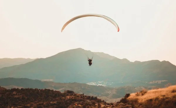 Person Paragliding Mountain Range Mountains Background — Stock Photo, Image