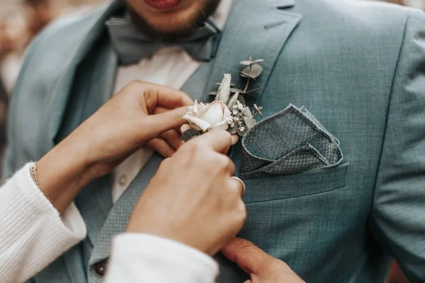 Een Close Van Handen Steken Een Bloem Bruidegom Kostuum Wazig — Stockfoto