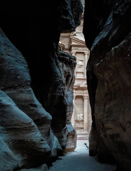 Vertikal Bild Ett Kloster Petra Jordanien Sett Genom Klippor — Stockfoto