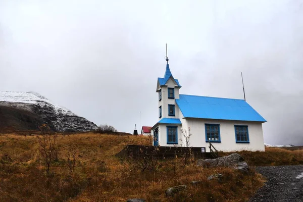 Una Pequeña Iglesia Montaña Azul Blanca Campo Rural Durante Otoño — Foto de Stock