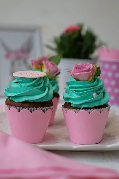 Uma Vista Close Cupcakes Preenchidos Com Creme Verde — Fotografia de Stock