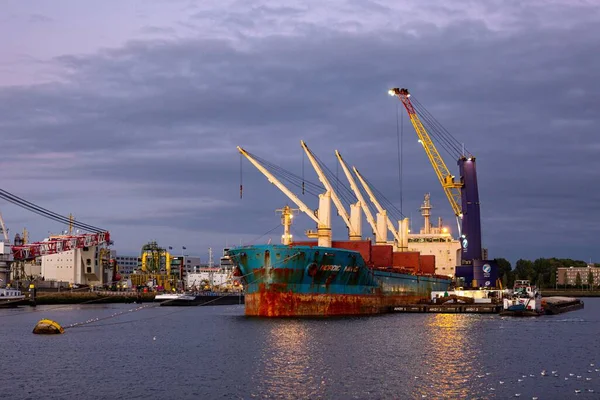 Βιομηχανική Εσωτερική Ναυτιλία Πολύχρωμοι Γερανοί Στο Λιμάνι Στο Ηλιοβασίλεμα Μπλε — Φωτογραφία Αρχείου