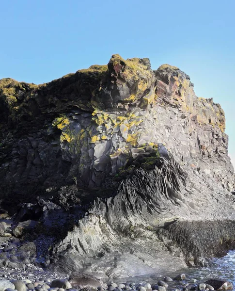 Pionowy Ujęcie Przybrzeżny Urwisko Tle Błękitny Niebo Snaefellsnes Islandia — Zdjęcie stockowe