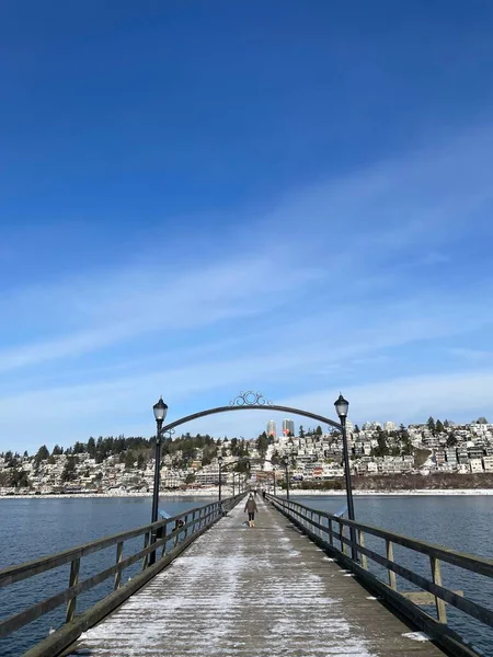 Μια Κάθετη Φωτογραφία Ενός Ατόμου Ξύλινο White Rock Pier Στον — Φωτογραφία Αρχείου